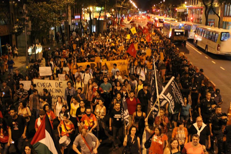 Mais de 2 mil pessoas marcham nas ruas do Rio de Janeiro em defesa da educação pública