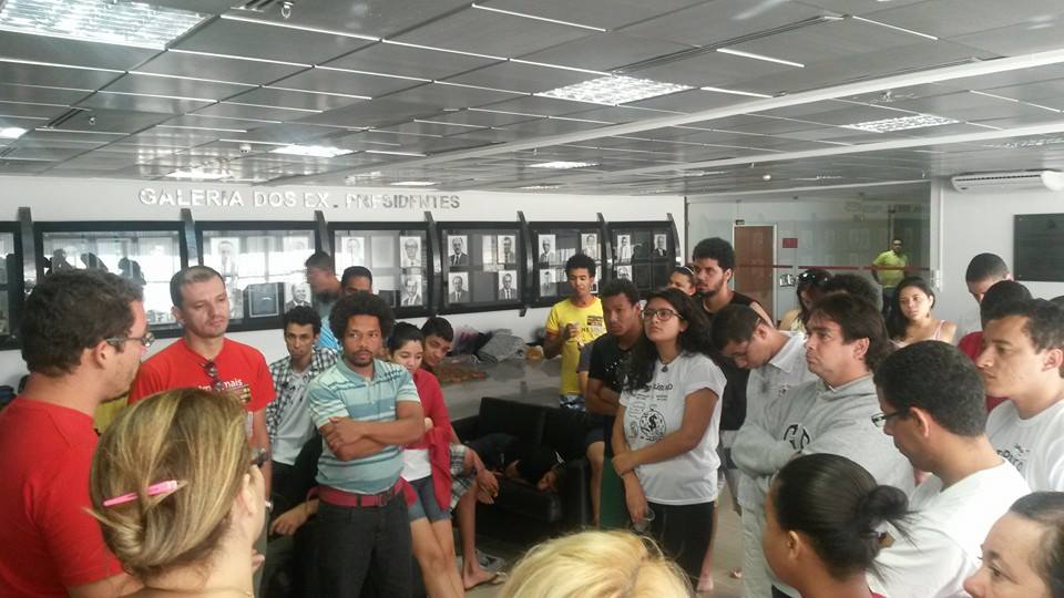 Docentes, estudantes e técnicos ocupam a Assembleia Legislativa