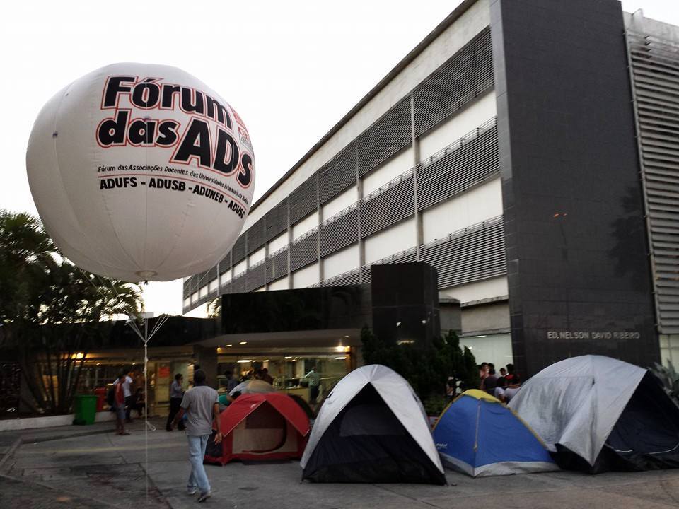 Pressionado por mobilizações, governo apresenta proposta de ampliação do quadro docente