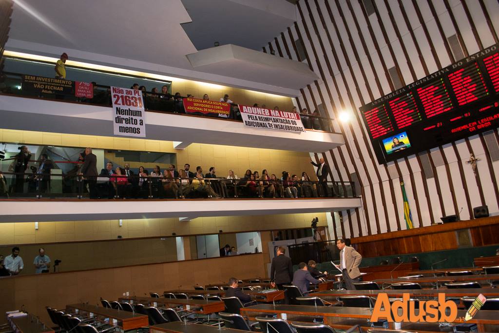 Comunidade acadêmica ocupa galerias da ALBA e denuncia “pacote de maldades”