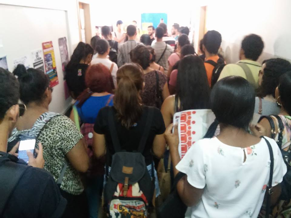 Estudantes de Jornalismo fazem ato na Reitoria e reivindicam suspensão de demissões