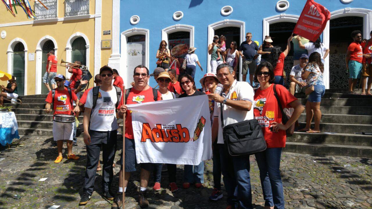 Docentes denunciam ataque à educação durante Cortejo em Salvador