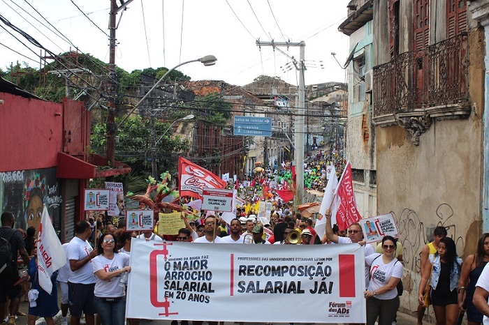 PROFESSORES DENUNCIAM NO CORTEJO DOIS DE JULHO O MAIOR ARROCHO SALARIAL EM 20 ANOS
