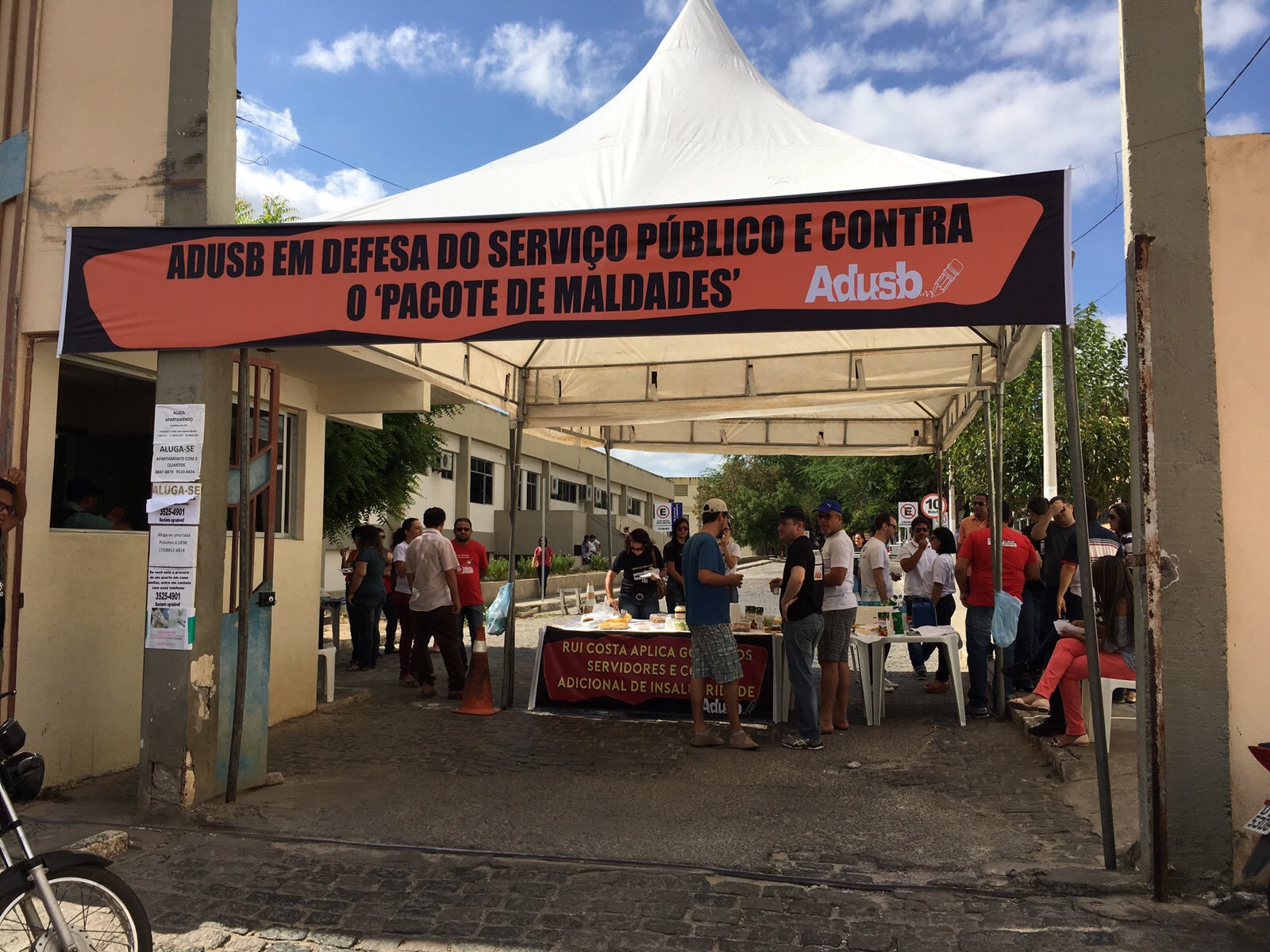 Professores fecham os portões da Uesb e iniciam semana de paralisação
