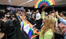 Após muita pressão, Comissão da Câmara adia votação de PL que proíbe casamento homoafetivo