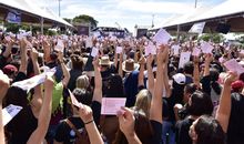 Justiça criminaliza greve de professoras e professores do DF com multa milionária e corte de ponto 