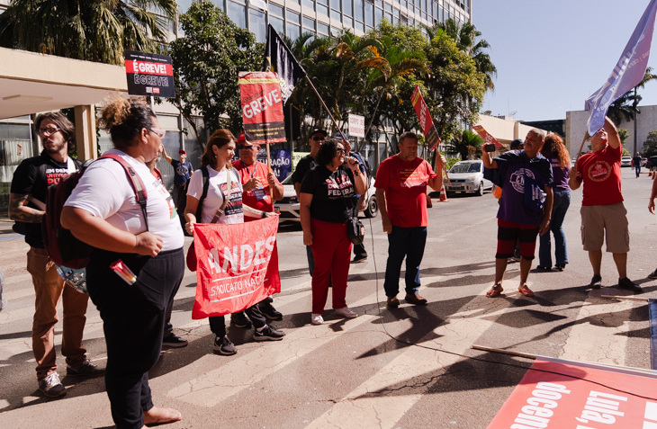 Docentes federais em greve participam de reuniões no MEC e fazem aula em frente ao ministério