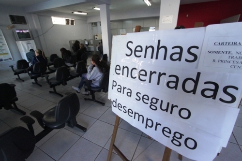 No lombo do trabalhador: Bolsonaro quer reduzir seguro-desemprego e direitos trabalhistas