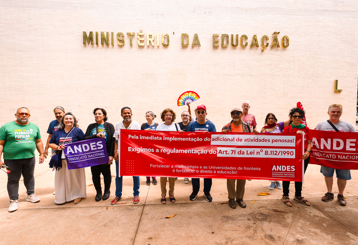Docentes fazem ato por de adicional de atividades penosas em localidades de difícil fixação
