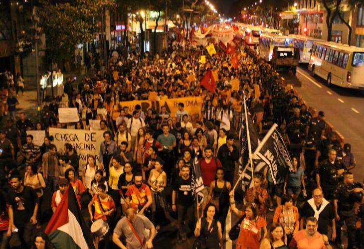Mais de 2 mil pessoas marcham nas ruas do Rio de Janeiro em defesa da educação pública