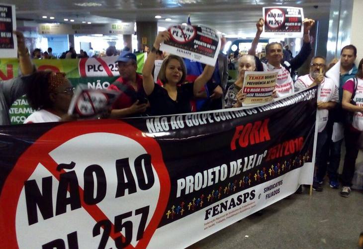PLP 257: Servidores Federais recepcionam parlamentares no aeroporto de Brasília