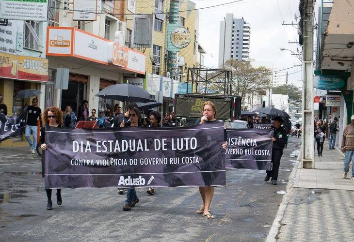 Professores em luto ocupam as ruas de Conquista e denunciam violência do governo