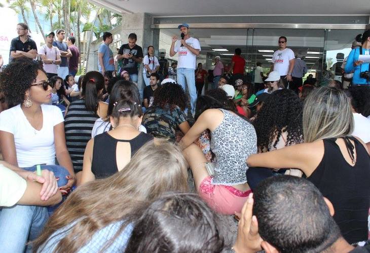 Comunidade universitária realiza grande manifestação na Assembleia Legislativa da Bahia