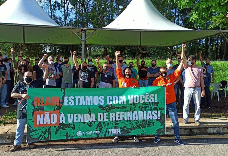 Petroleiros protestam contra venda da RLAM e privatização da Petrobras em todo o país