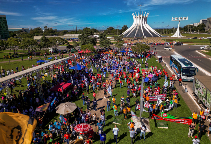 Manifestação na Esplanada reúne 10 mil servidoras e servidores na 'Marcha a Brasília'