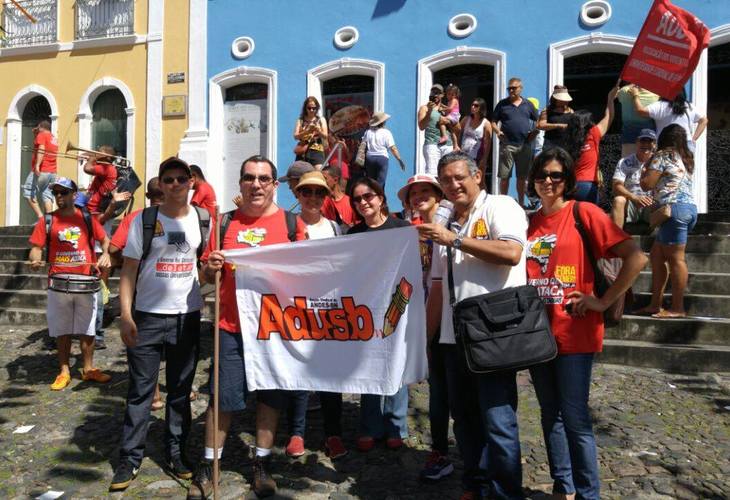 Docentes denunciam ataque à educação durante Cortejo em Salvador