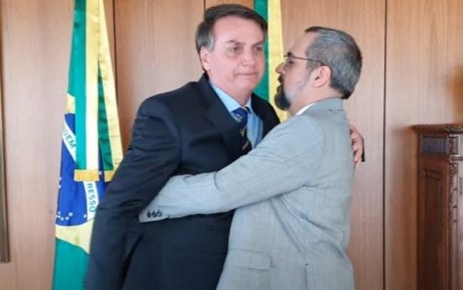 Abraham Weintraub sai do Brasil como ministro da educação e ao chegar nos Estados Unidos é exonerado
