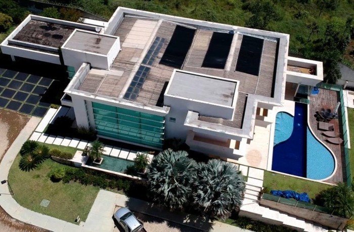 Porque a compra de imóveis por Bolsonaro e sua família com dinheiro vivo levanta suspeitas de corrupção