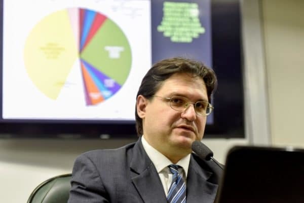 Economista da Auditoria Cidadã revela como Dívida Pública mantém o Brasil um país dependente