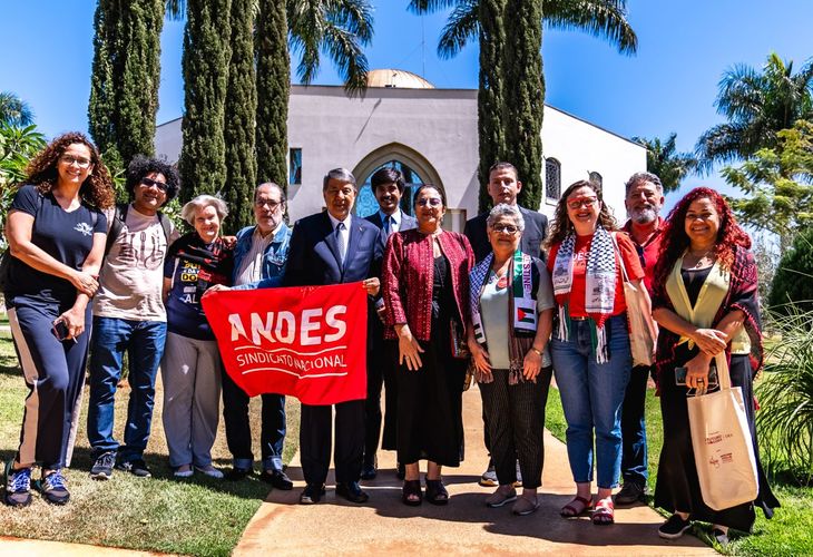 Docentes visitam Embaixada da Palestina para expressar apoio ao povo palestino