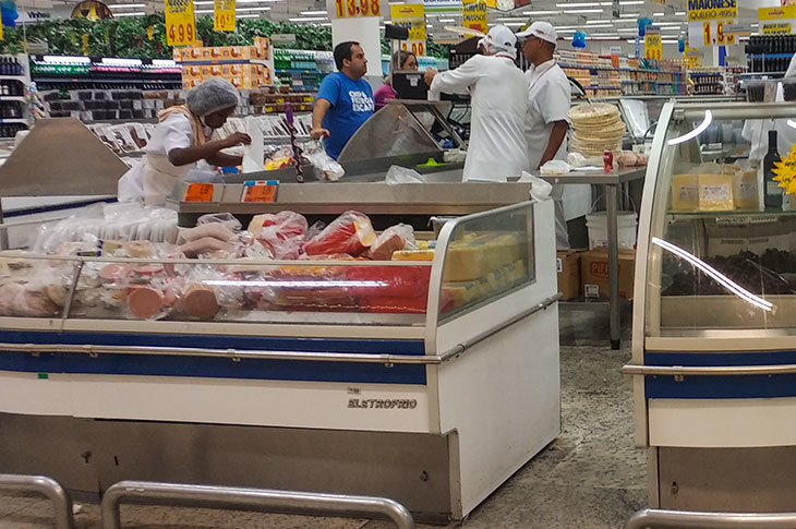 Artigo de dossiê analisa impactos da escala 6×1 na saúde de trabalhadoras e trabalhadores