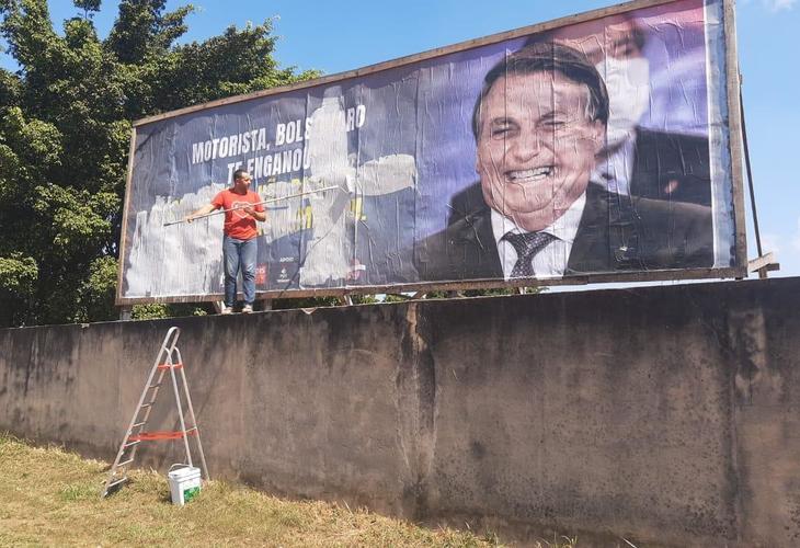 Grupo ameaça empresa para retirar outdoors de campanha contra Bolsonaro no Mato Grosso