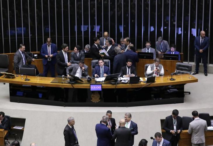 Câmara aprova PEC que blinda parlamentares de processos criminais