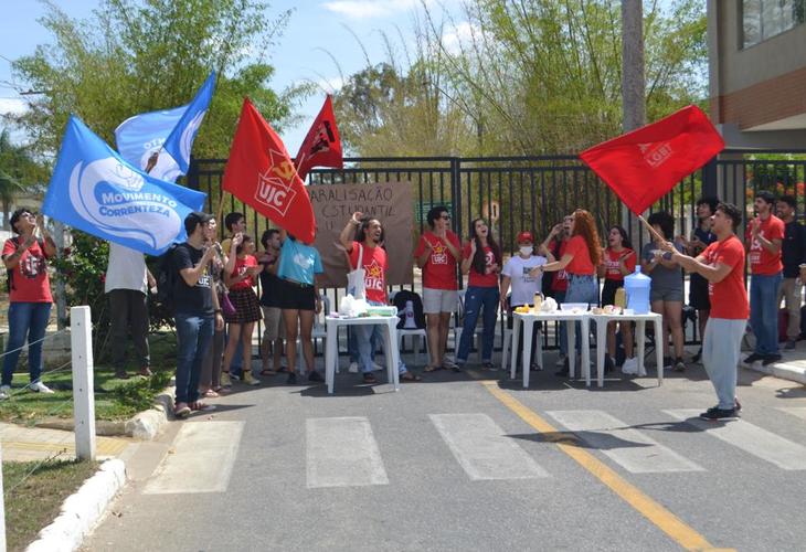 Estudantes da Uesb paralisam atividades em reivindicação contra o sucateamento da universidade