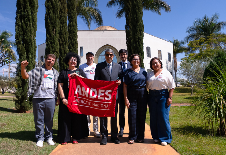 ANDES-SN vai à Embaixada da Palestina reafirmar solidariedade e apresentar resoluções do 68º Conad