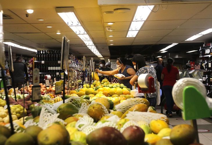 Sete em cada dez brasileiras e brasileiros reduziram compra de alimentos