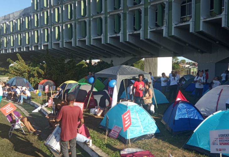 Movimento grevista inicia acampamento na Secretaria de Educação da Bahia