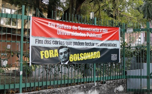 Ato organizado por deputado bolsonarista ataca STF e rasga faixa “Fora Bolsonaro” da Aduff SSind