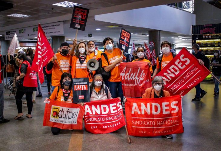 Docentes participam de intensa mobilização em Brasília por reajuste salarial e em defesa da democracia