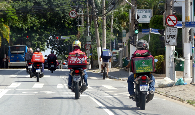 13º artigo do dossiê "Fim da Escala 6x1" debate jornada de trabalho e racismo estrutural no Brasil