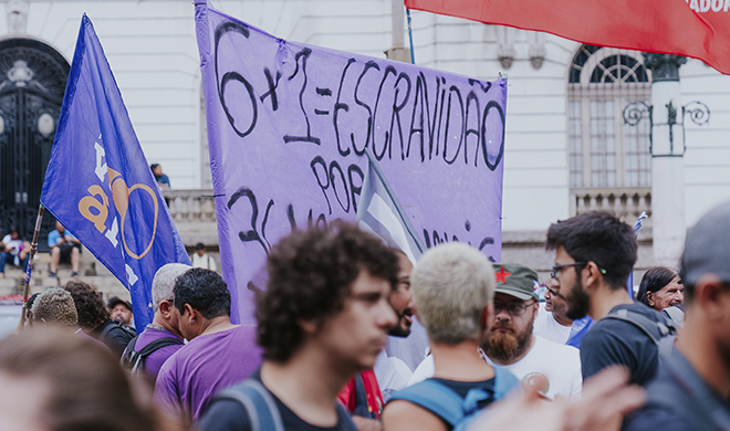 Artigo analisa luta pelo fim da escala 6x1 como enfrentamento à lógica da exploração capitalista