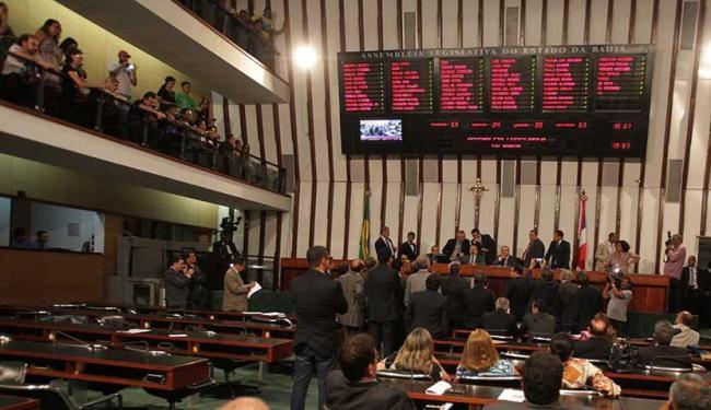 O “pacote de maldades” de Rui Costa foi aprovado pelos deputados subservientes da base governista
