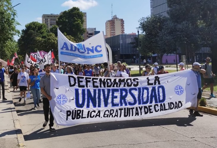Docentes de universidades nacionais na Argentina paralisam atividades nesta quinta (14)