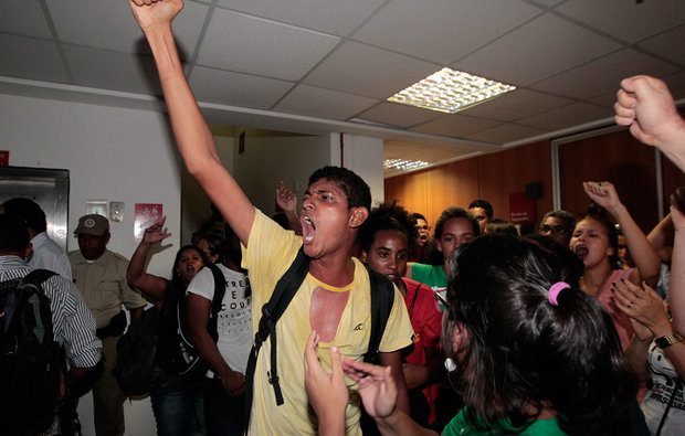 Governo aplica golpe e aprova programa de permanência estudantil com repressão policial
