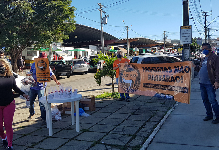 Adusb distribui álcool e máscaras em ação de solidariedade em Vitória da Conquista