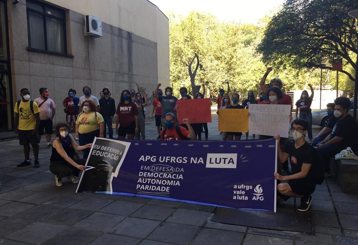 Comunidade universitária realiza ato contra intervenção e mudanças estruturais na UFRGS