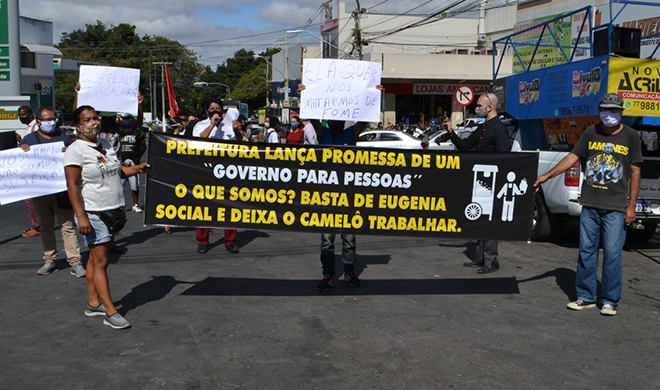 Ambulantes protestam pela permanência na Travessa Lauro de Freitas em Vitória da Conquista