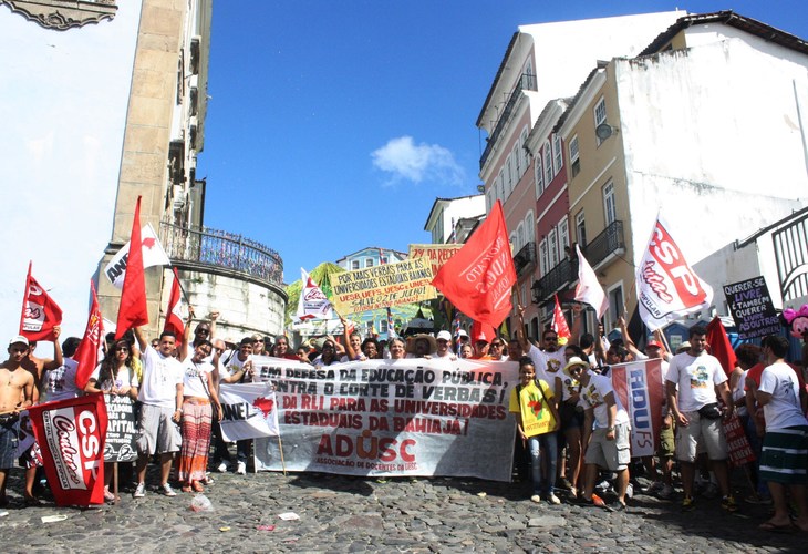 Cortejo Dois de Julho é marcado pela luta por mais orçamento e repressão da Prefeitura de Salvador