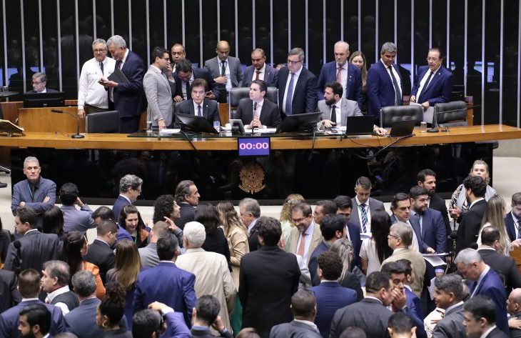 Câmara aprova projeto que exclui recursos do Fundo Social para Saúde e Educação do arcabouço fiscal