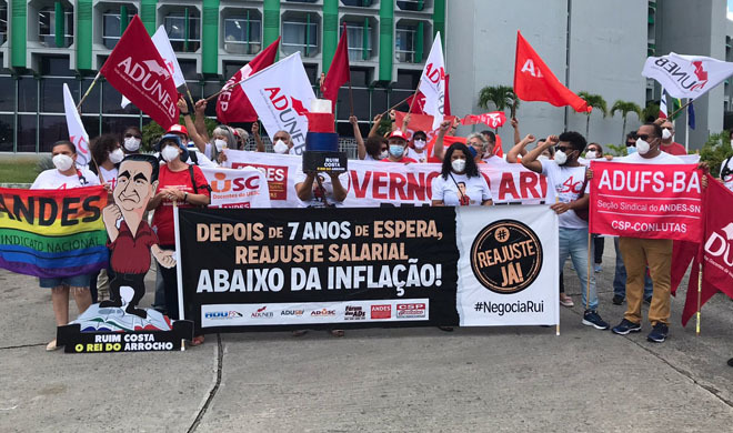 Docentes das estaduais da Bahia protestam contra descaso do governo com demandas da categoria