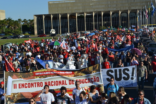 Marcha em Brasília reúne 3 mil pessoas contra a retirada de direitos e pela educação pública