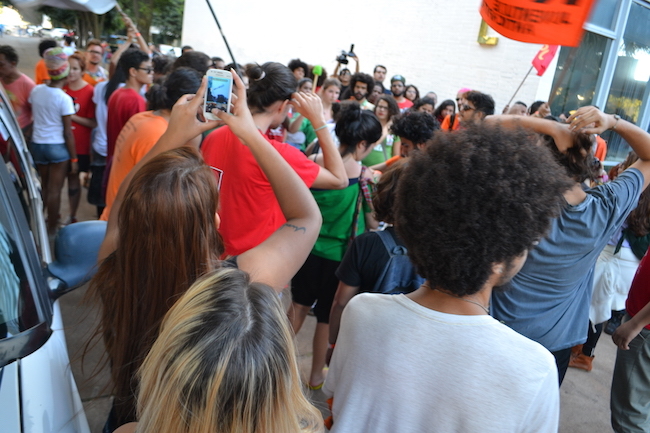 Polícia prende manifestantes durante a Marcha em Brasília