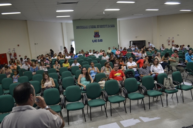 Crise política do Brasil é discutida com ampla participação em evento da Adusb