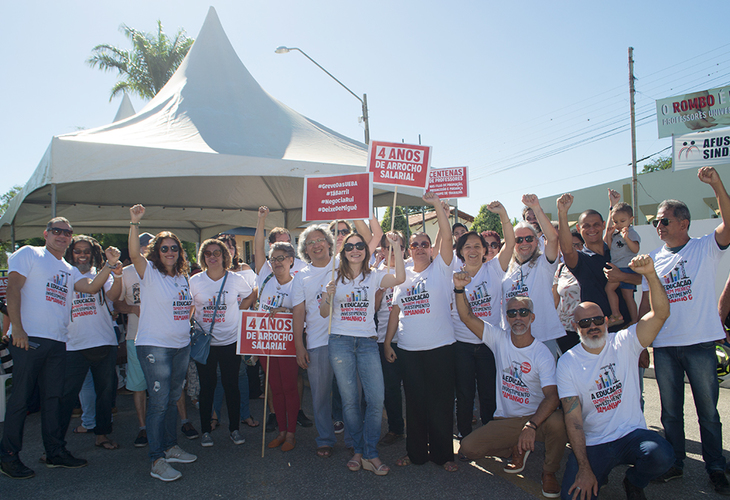 Movimento Grevista fecha os portões da UESB em protesto ao anúncio de corte de salários