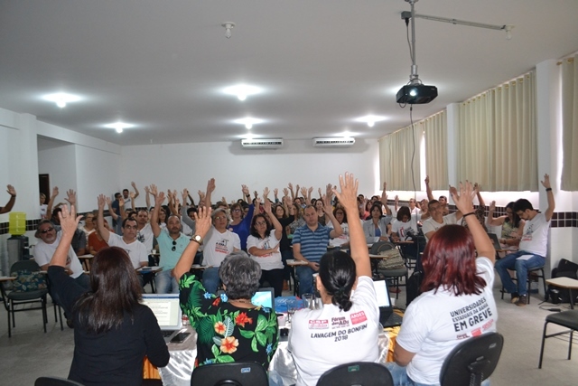Assembleia da Adusb aprova contraproposta do movimento docente e reivindica reabertura das negociações