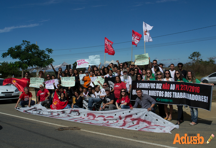 Uesb Resiste fecha acesso da Av. Olívia Flores e denuncia cortes do governo Rui Costa